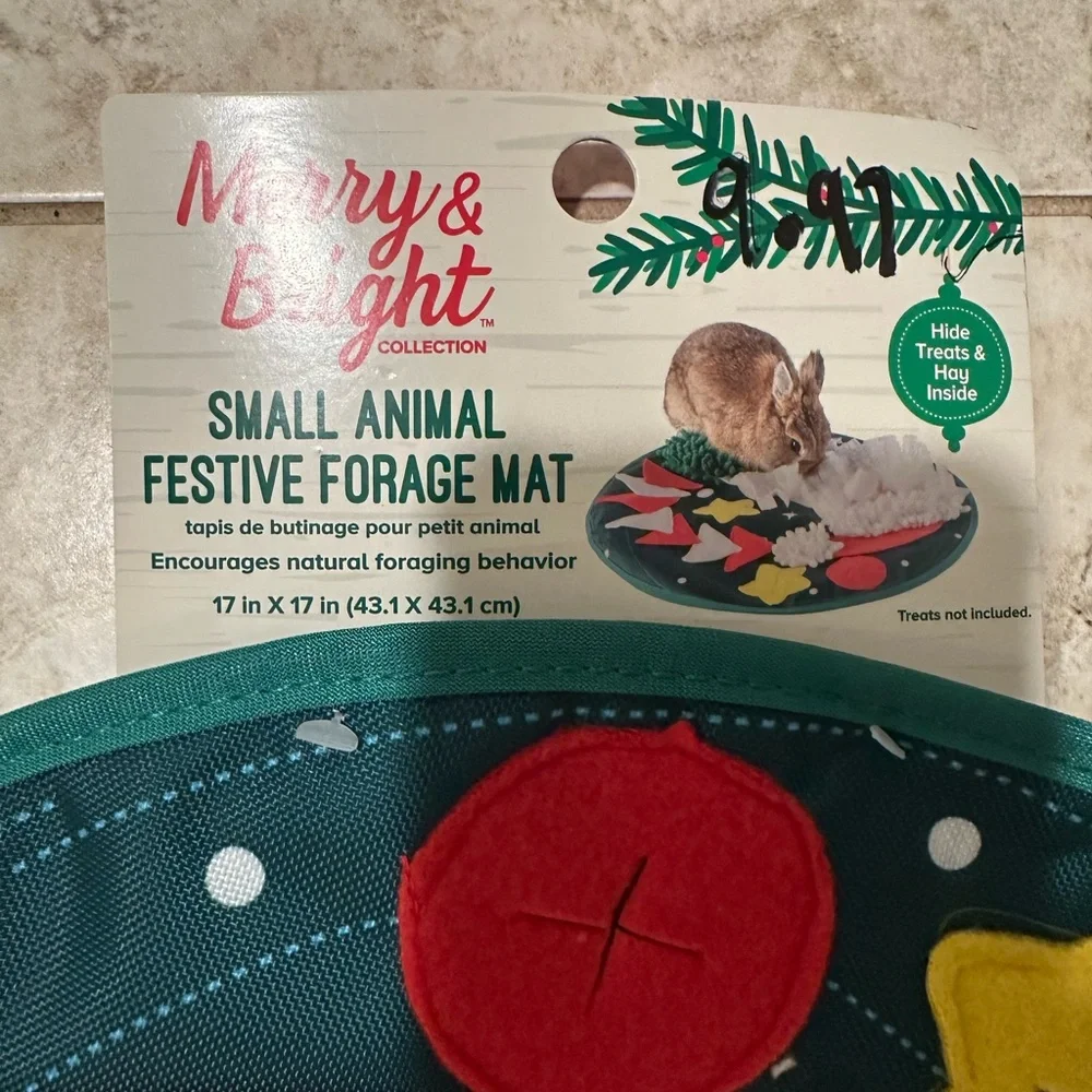 Pets forage festive mat